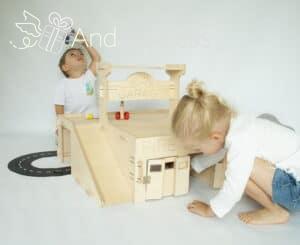 tüdruk  ja pois mängivad puidust mänguasjaga