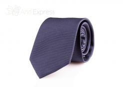 Шелковый галстук темного цвета
